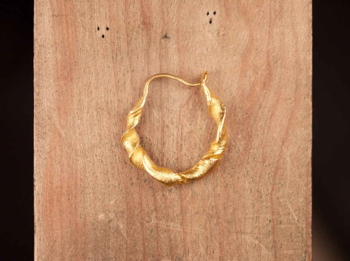 `Enriched from any repetition´gold earrings, 18 kt fairtrade gold