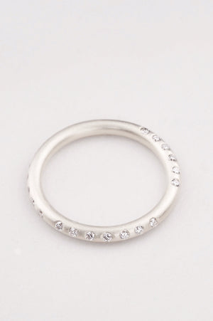 SEQUENCE –  Eternity ring with 25 diamonds